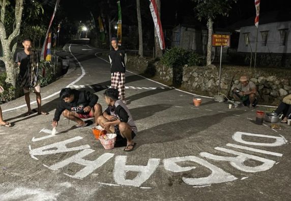 Sambut Kemerdekaan, Warga Dusun Nambangan beserta Mahasiswa KKN XXX Universitas Wahid Hasyim Semarang Ikut serta Mengecat Jalan